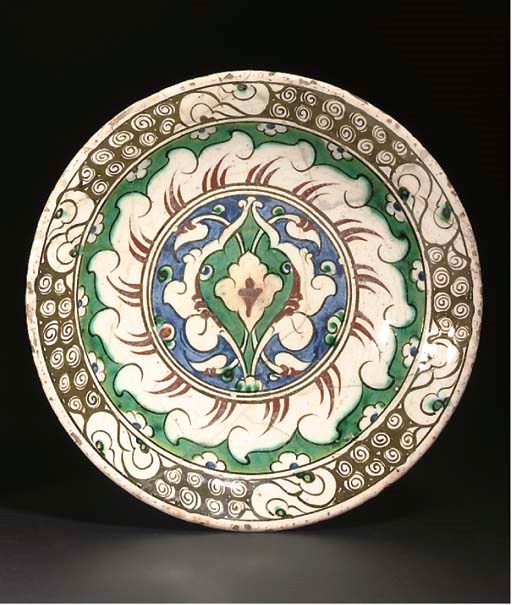 AN OTTOMAN IZNIK GLAZED POTTERY DISH, TURKEY, 17TH CENTURY
