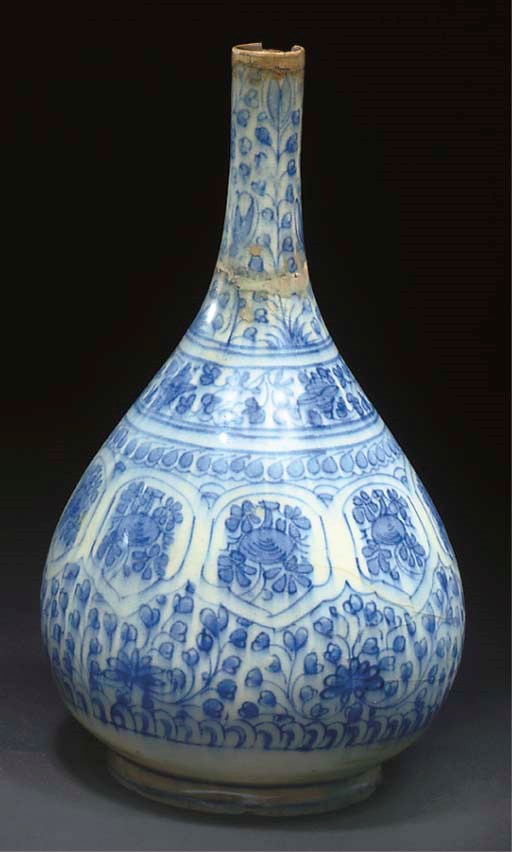 A SAFAVID BLUE AND WHITE BOTTLE VASE, IRAN, 17TH CENTURY