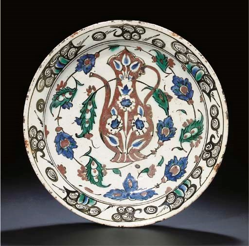 AN OTTOMAN IZNIK GLAZED POTTERY DISH, TURKEY, 17TH CENTURY