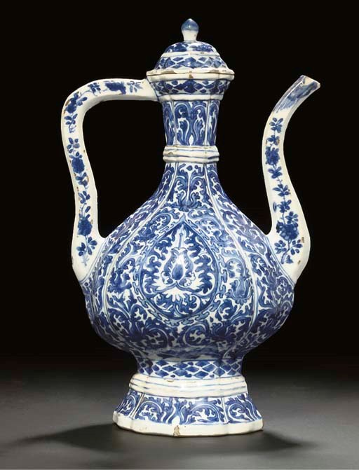 A BLUE AND WHITE EWER AND COVER FOR THE ISLAMIC MARKET, CHINA, 17TH/18TH CENTURY