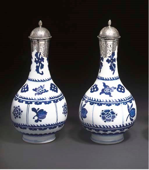 A PAIR OF KANGXI BLUE AND WHITE BOTTLE VASES, CHINA, 17TH/18TH CENTURY