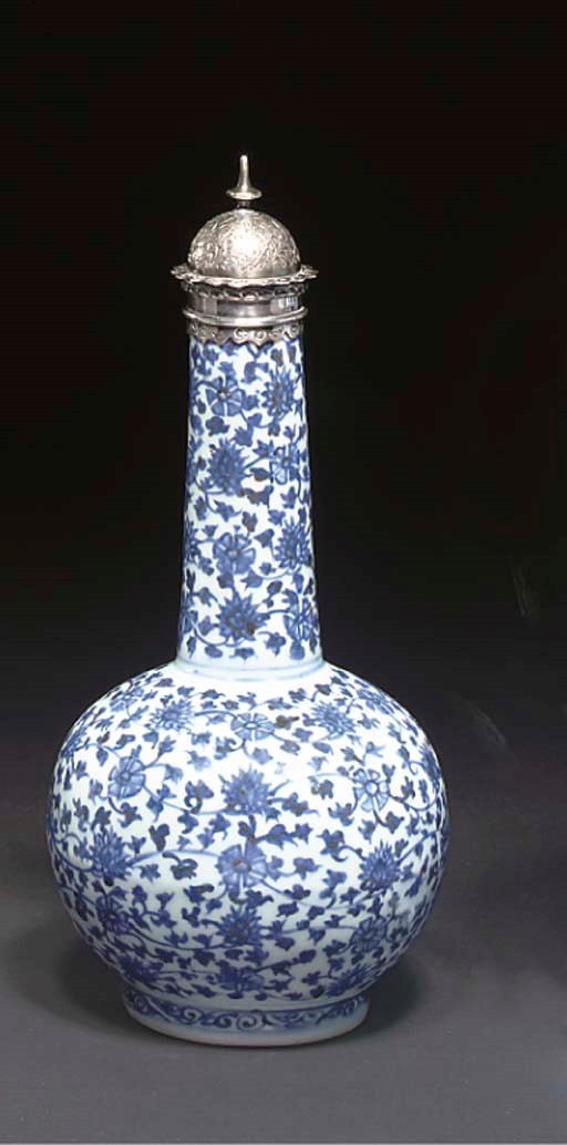 AN ISLAMIC MARKET BLUE AND WHITE BOTTLE VASE, CHINA, 17TH CENTURY