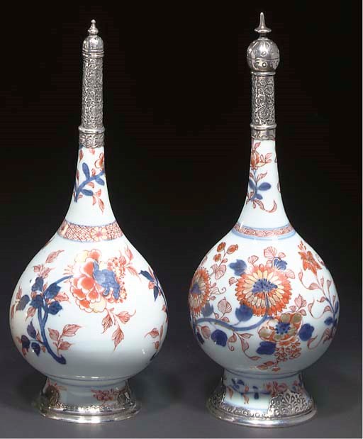 TWO SIMILAR ISLAMIC MARKET CHINESE IMARI ROSEWATER SPRINKLERS, CHINA 17TH/18TH CENTURY