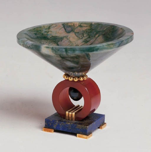 AN ART DECO GOLD MOUNTED HARDSTONE MINIATURE TAZZA