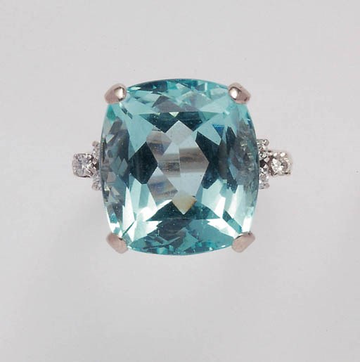 AN AQUAMARINE AND DIAMOND RING