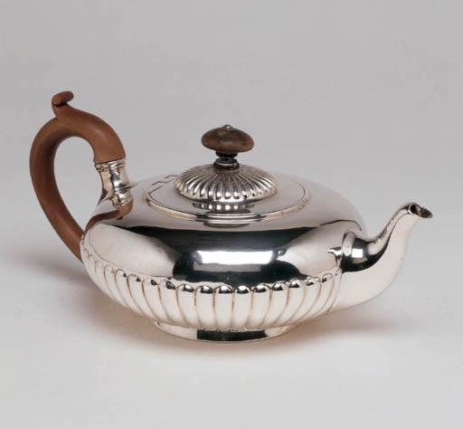A GEORGE IV STERLING SILVER TEAPOT