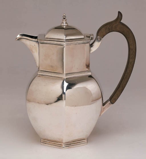 AN EDWARD VII STERLING SILVER WATER JUG