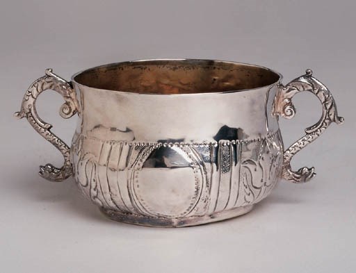 A COMMONWEALTH STERLING SILVER SMALL PORRINGER