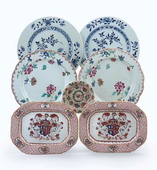 A PAIR OF CHINESE BLUE AND WHITE PLATES