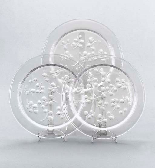 A LALIQUE 'MARGUERITES' GLASS DISH