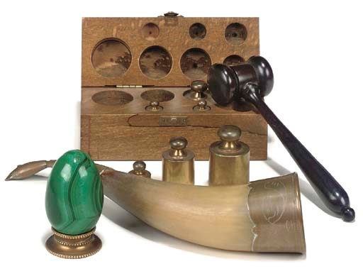 A MALACHITE EGG, AN EBONY GAVEL, A HORN AND A SET OF SEVEN WEIGHTS IN A BEECH BOX