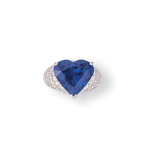 A SAPPHIRE AND DIAMOND RING