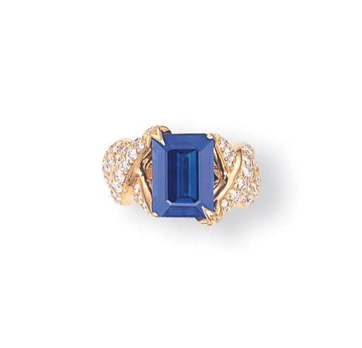 A SAPPHIRE AND DIAMOND RING