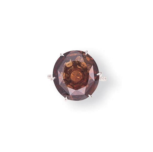 AN ALEXANDRITE AND DIAMOND RING