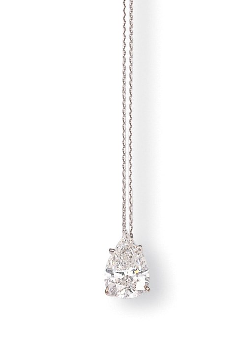A DIAMOND PENDANT NECKLACE