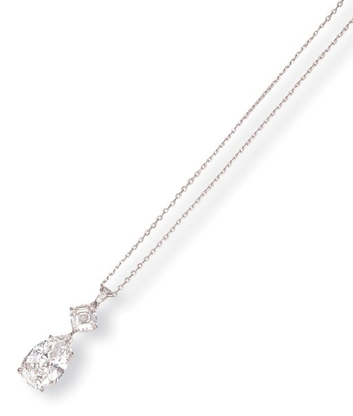 A DIAMOND PENDANT NECKLACE