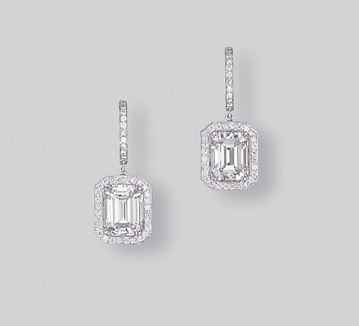 A PAIR OF DIAMOND EAR PENDANTS