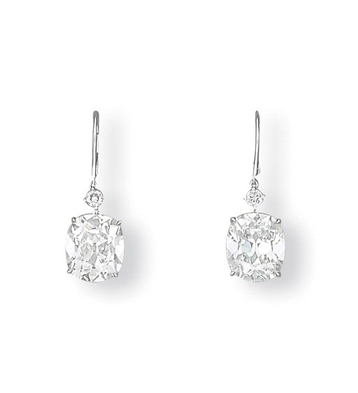 A PAIR OF DIAMOND EAR PENDANTS