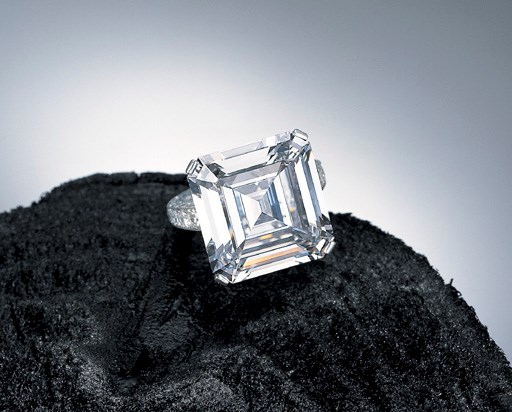 A SUPERB DIAMOND RING