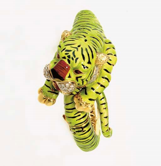 AN ENAMEL, DIAMOND AND 18K GOLD TIGER BANGLE BRACELET