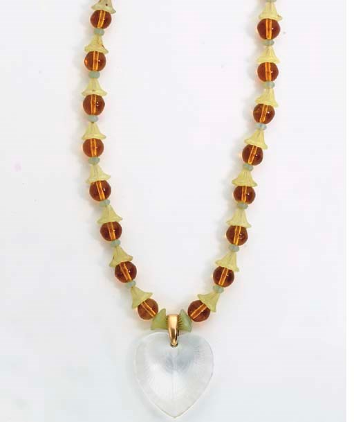 A MULTI-COLORED GLASS AND GOLD NECKLACE