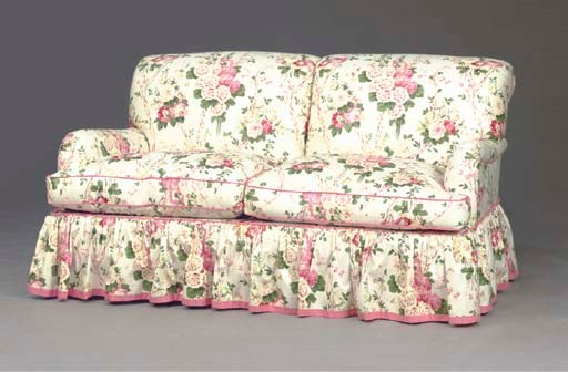 A CONTEMPORARY FLORAL CHINTZ COVERED SOFA,