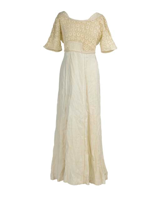 A LADY'S AFTERNOON DRESS OF IVORY COTTON WITH LACE BODICE, CIRCA 1910