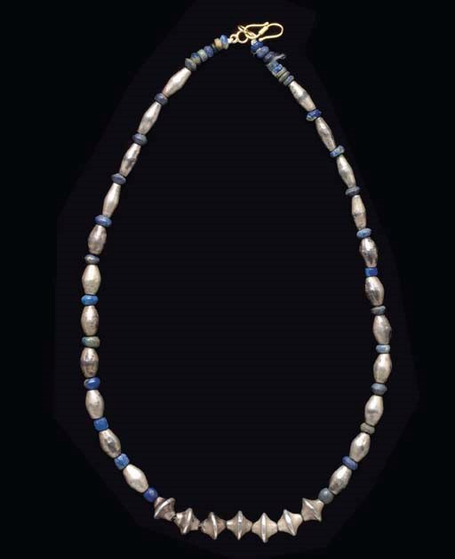 A BACTRIAN LAPIS LAZULI AND SILVER BEAD NECKLACE