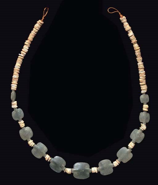 A WESTERN ASIATIC STEATITE AND SHELL BEAD NECKLACE