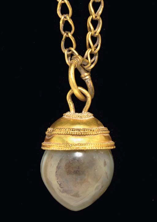 A SYRIAN GOLD AND BANDED AGATE PENDANT