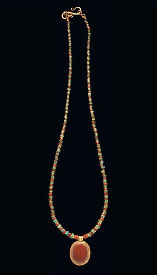 A ROMAN GOLD AND AGATE PENDANT ON A GOLD, CARNELIAN AND TURQUOISE BEAD NECKLACE