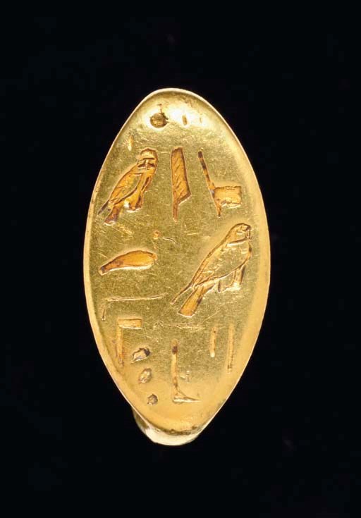 AN EGYPTIAN GOLD FINGER RING
