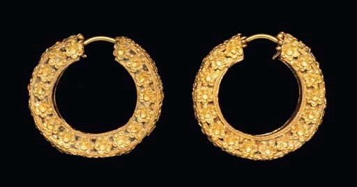 A PAIR OF ACHAEMENID GOLD EARRINGS