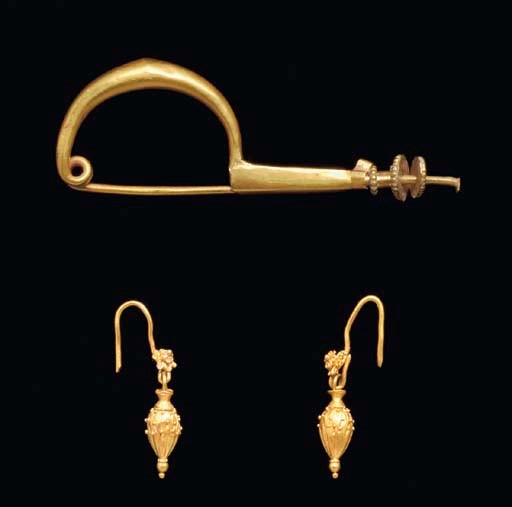 A PAIR OF GREEK GOLD EARRINGS AND A FIBULA