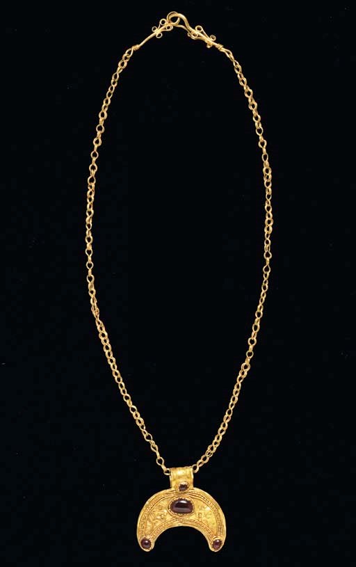 A GREEK GOLD NECKLACE WITH A GOLD AND GARNET LUNATE PENDANT