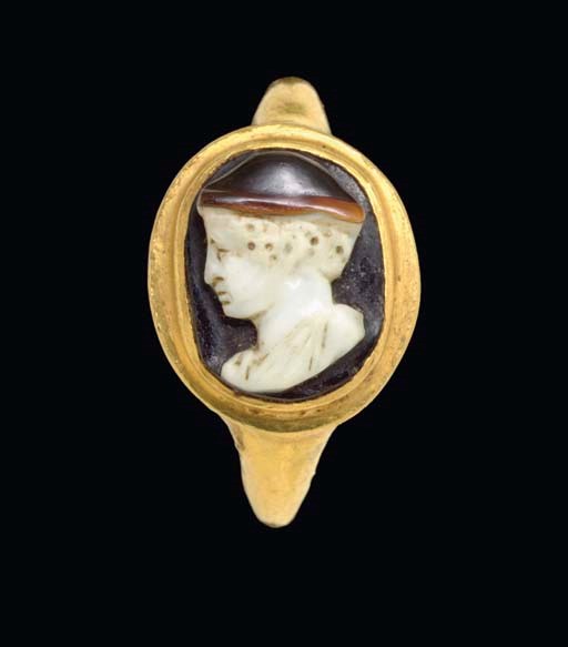 A ROMAN GOLD AND AGATE CAMEO FINGER RING
