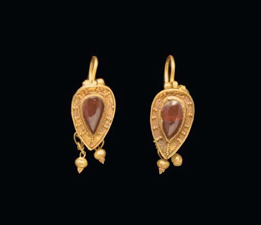A PAIR OF ROMAN GOLD AND GARNET EARRINGS