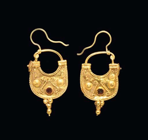 A PAIR OF EASTERN ROMAN GOLD AND GARNET EARRINGS
