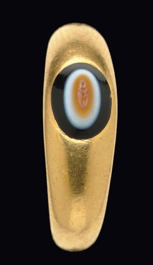 A ROMAN GOLD AND EYE AGATE FINGER RING