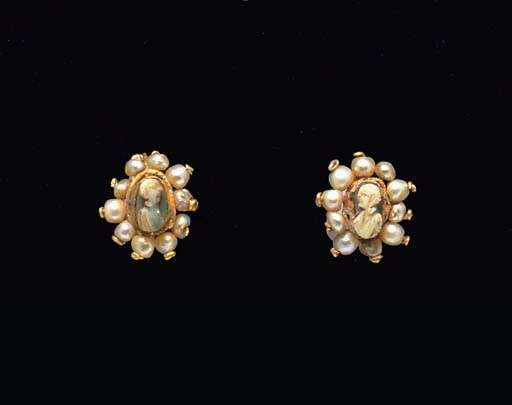 A PAIR OF ROMAN GOLD, PEARL AND AGATE CAMEO EARRINGS