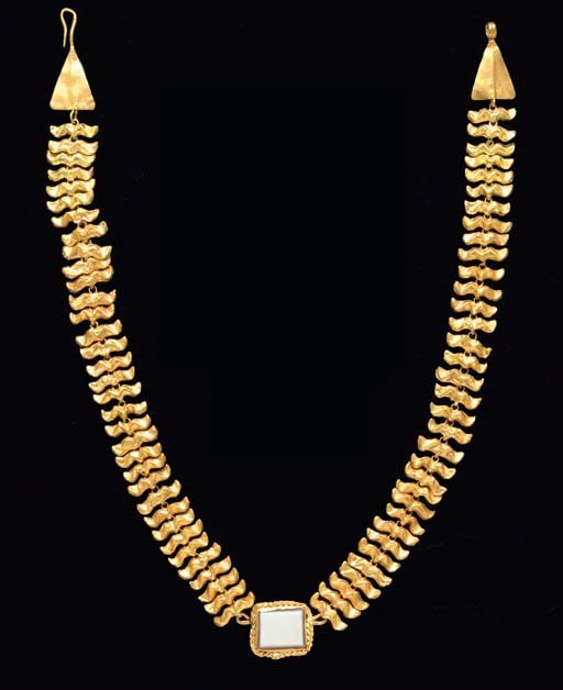 A ROMAN GOLD AND AGATE NECKLACE