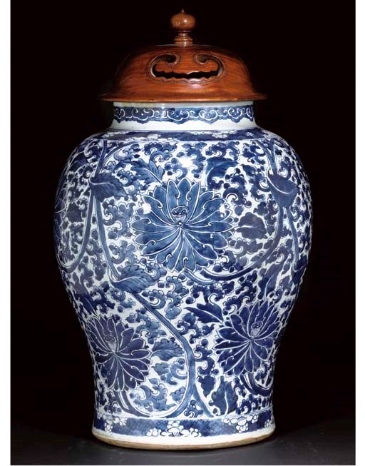 A large blue and white baluster jar and wood cover, 17th Century