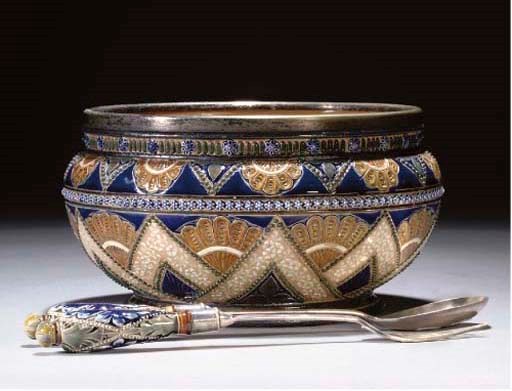 A DOULTON LAMBETH BOWL AND SERVERS