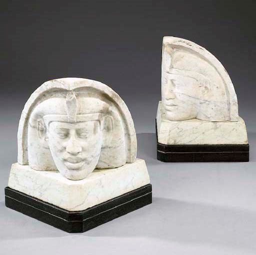 COPPIA DI SCULTURE ANGOLARI IN MARMO, SECOLO XX,