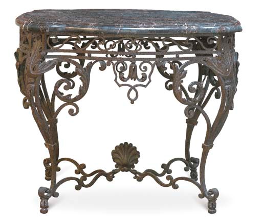 TABLE DE MILIEU DE STYLE LOUIS XV