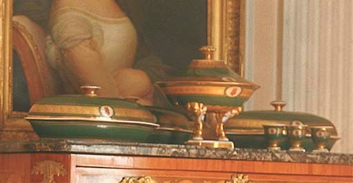 PARTIE DE SERVICE DE TABLE ARMORIE EN PORCELAINE DE PARIS DU XIXEME SIECLE