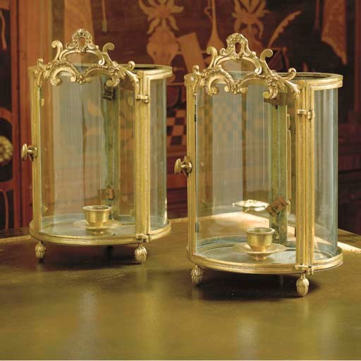 PAIRE DE PHOTOPHORES DE STYLE LOUIS XV