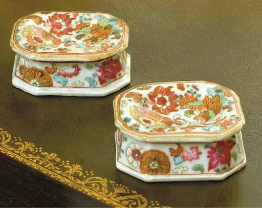 PAIRE DE SALIERES EN PORCELAINE DE LA FAMILLE ROSE