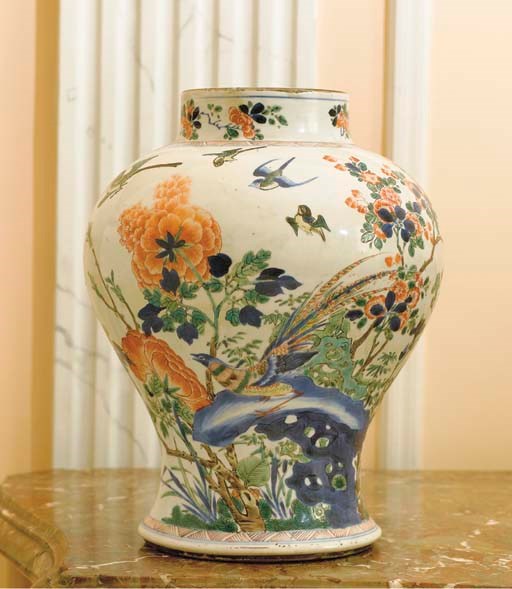 VASE BALUSTRE EN PORCELAINE DE LA FAMILLE VERTE