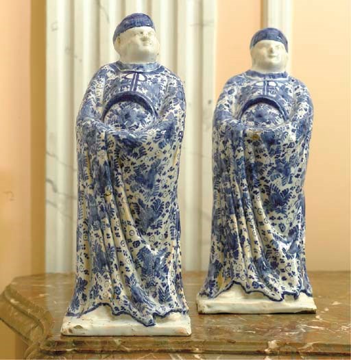 PAIRE DE STATUETTES EN FAIENCE ALLEMANDE (BERLIN, MANUFACTURE DE WOLBEER) DU XVIIIEME SIECLE